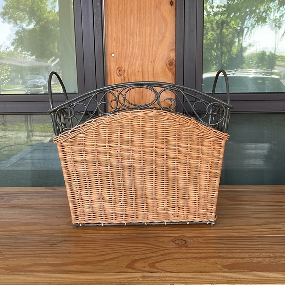Vintage Wicker And Metal Magazine Rack - Picture 3 of 10